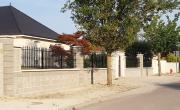Réalisation d'une clôture en agglos et poteaux en béton à SAINT POUANGE