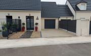 Réalisation d'une allée en béton désactivé et d'une clôture en agglos et grillage avec poteaux métalliques à LA CHAPELLE SAINT LUC